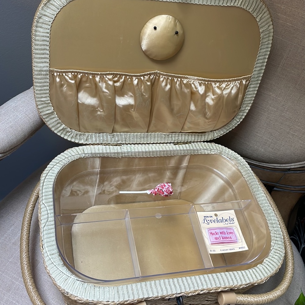 Vintage Butterfly Sewing Basket Double Handle Storage Container - Picture 16 of 16